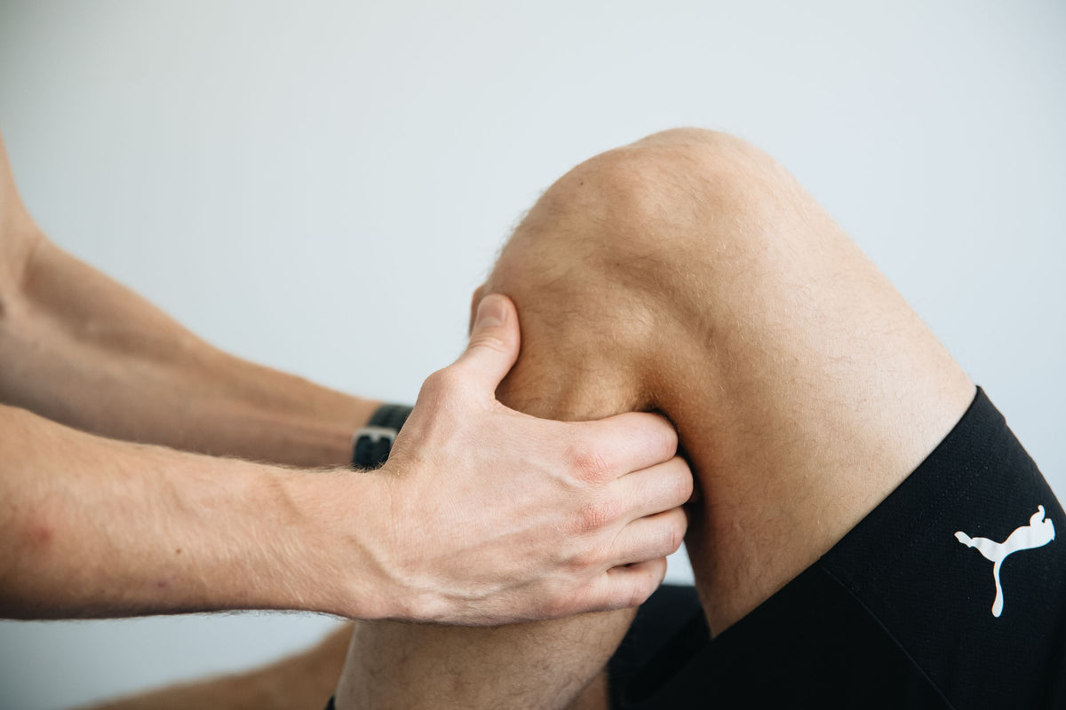 Fisioterapista durante un trattamento di massaggio in studio